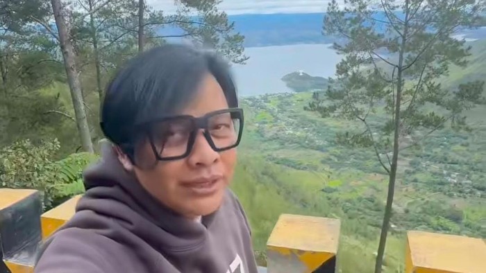 Arman Maulana saat menikmati pemandangan Danau Toba di Samosir sebelum mengkritik banyaknya sampah di kawasan wisata.