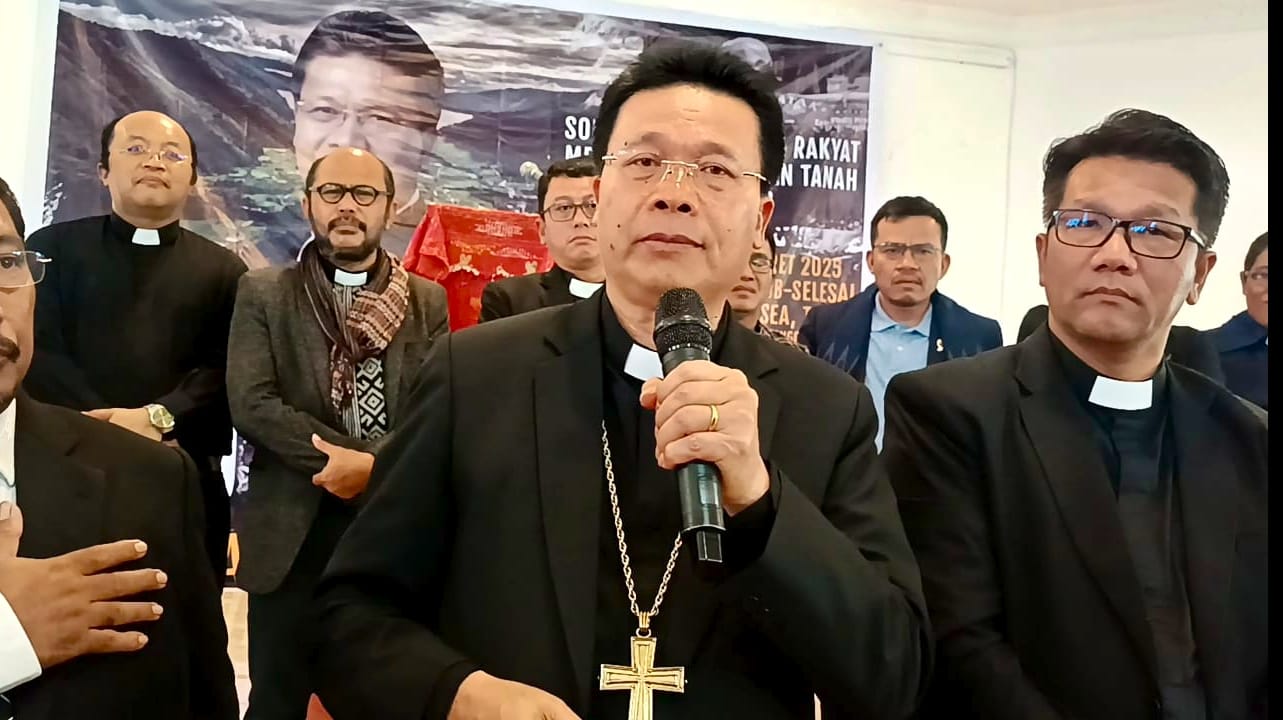 Ephorus HKBP Pdt Dr Viktor Tinambunan saat menyampaikan seruan penyelamatan hutan Humbahas.