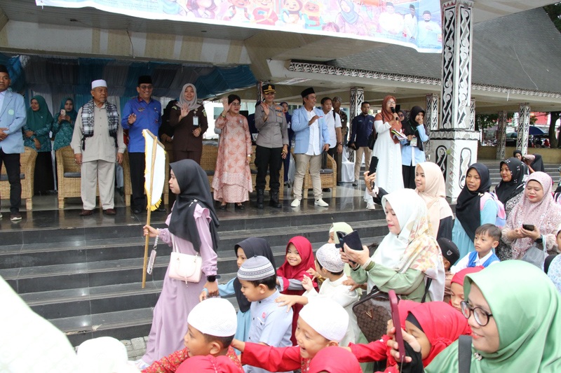 Ketua TP PKK Kota Pematangsiantar Ny Liswati Wesly Silalahi melepas peserta Pawai Ta