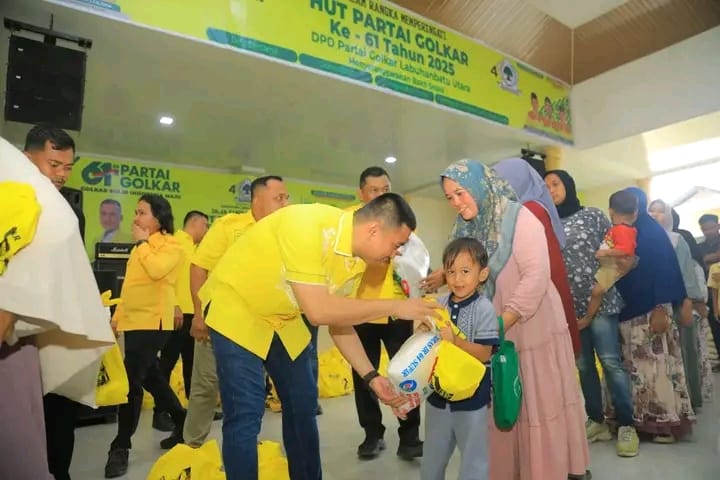 Penyerahan bantuan sembako kepada anak yatim dan kaum dhuafa dalam rangka HUT ke-61 Partai Golkar di Labuhanbatu Utara.