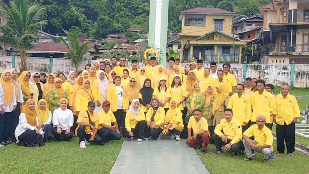 DPD Partai Golkar Sibolga saat ziarah di Makam Pahlawan Kota Sibolga, sebagai bentuk penghormatan kepada para pahlawan.
