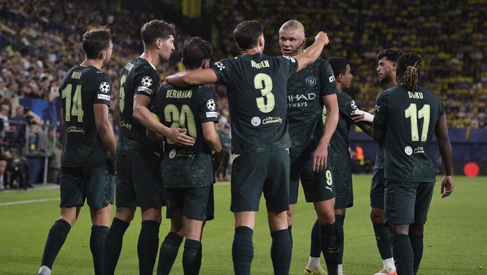 Erling Haaland merayakan gol pembuka Manchester City ke gawang Villarreal pada laga Liga Champions di Estadio de la Ceramica.
