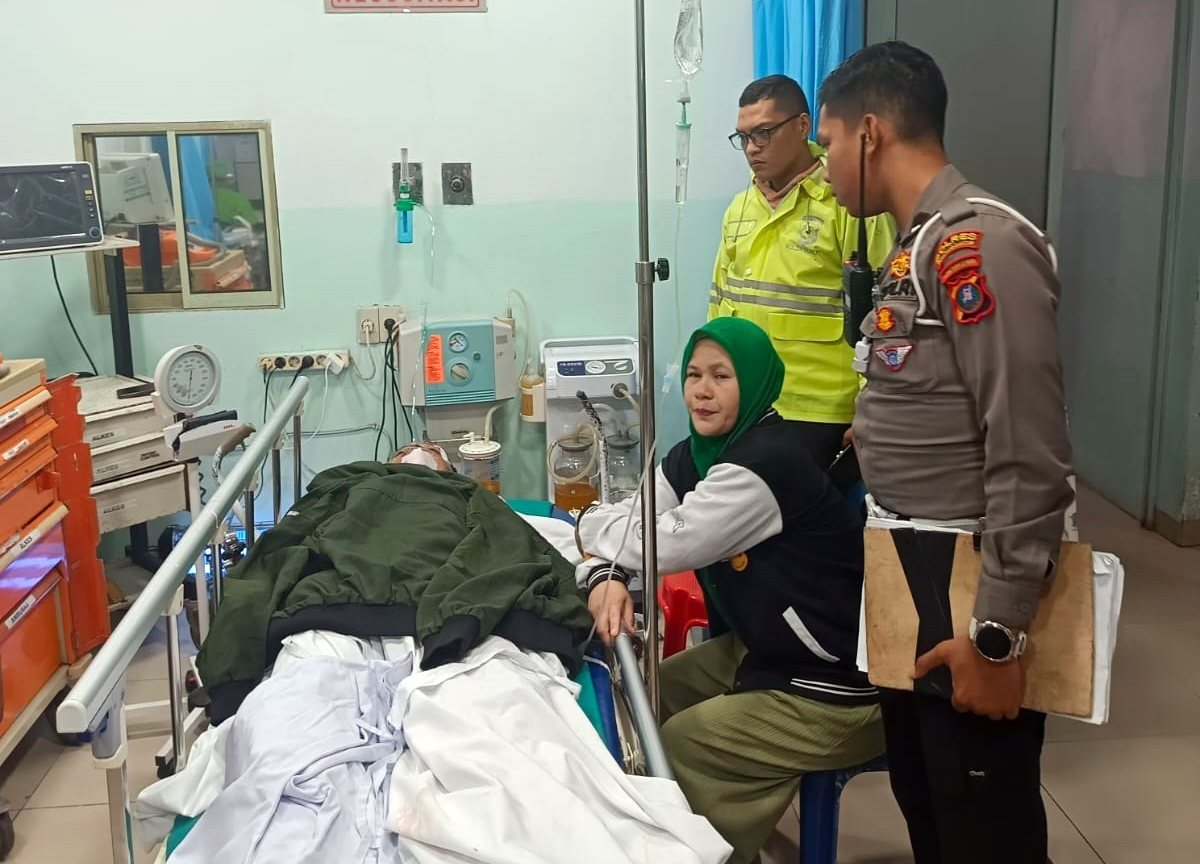 Korban lakalantas Honda Beat dirawat di rumah sakit setelah tabrakan dengan truk Colt Diesel di Jalan MH Sitorus Siantar.