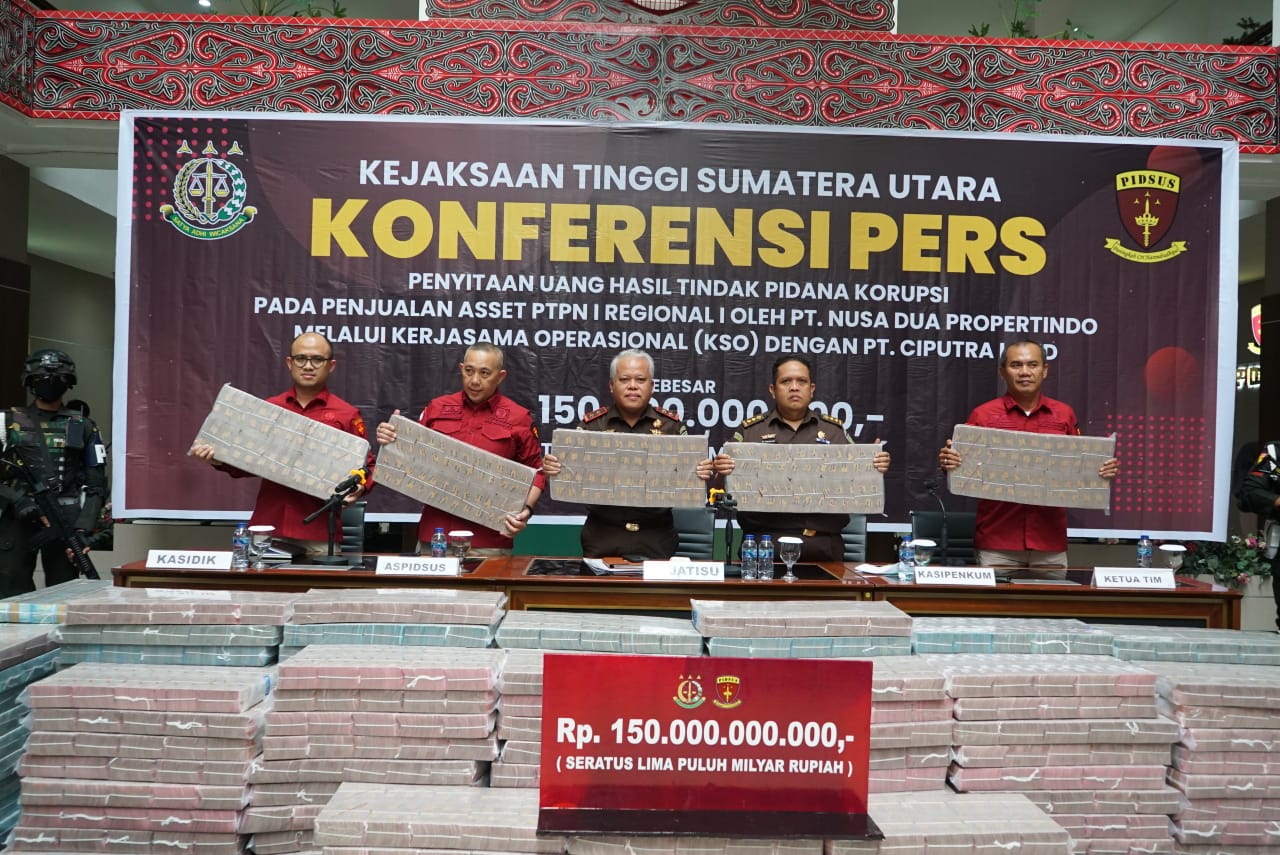 Kejati Sumut menggelar konferensi pers terkait penyitaan Rp150 miliar dalam kasus korupsi aset PTPN I Regional I.