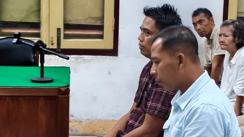 Terdakwa Kardianto dan Bambang Surya Siregar mendengarkan pembacaan tuntutan JPU dalam sidang di Pengadilan Tipikor Medan.