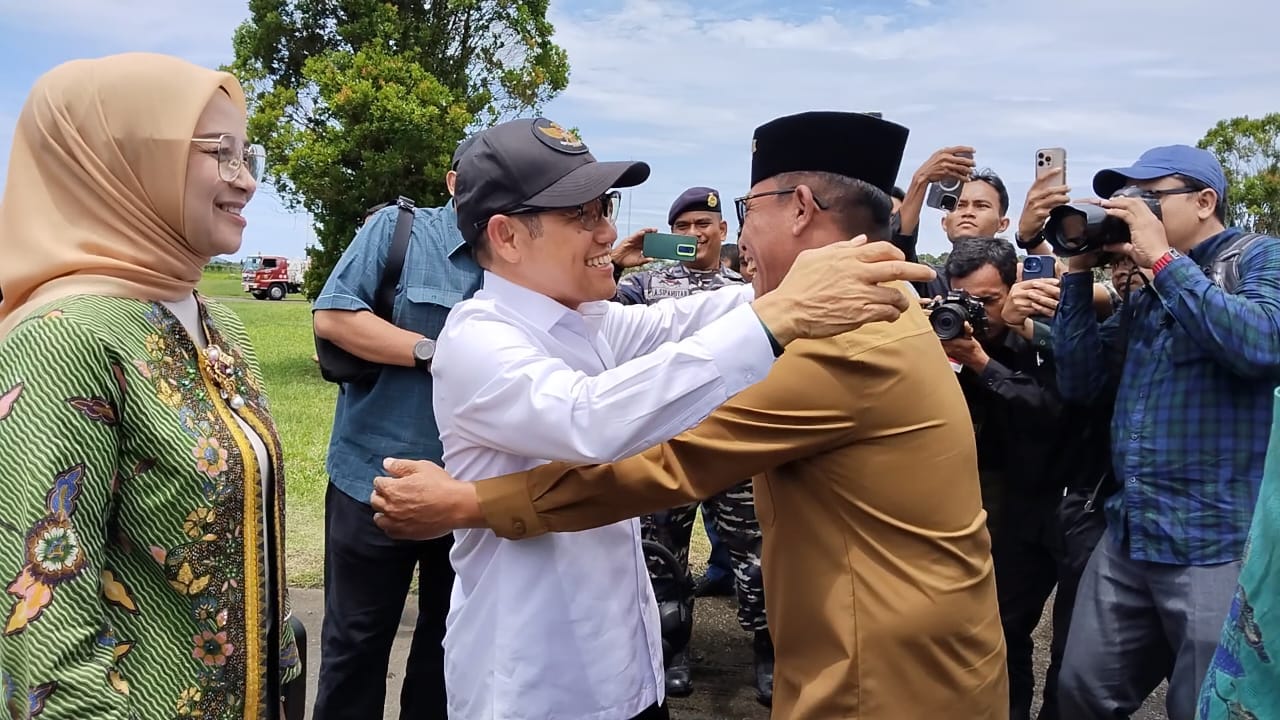 Bupati Tapanuli Tengah Masinton Pasaribu menyambut kedatangan Menko PMK Muhaimin Iskandar setibanya di Bandara FL Tobing Pinangsori, Selasa (21/10/2025).