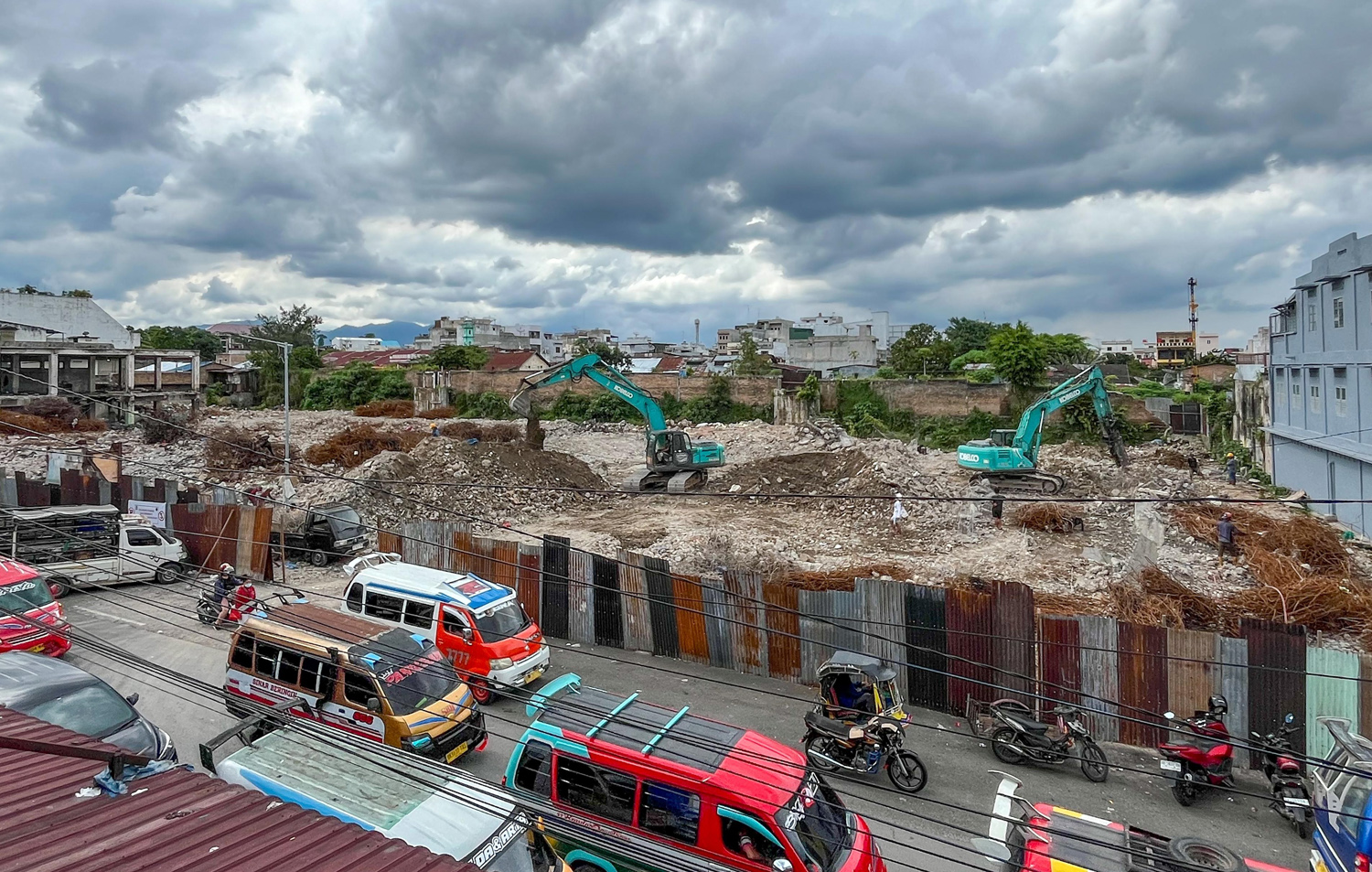 Gedung IV Pasar Horas Pematangsiantar nyaris rata dengan tanah setelah pembongkaran mencapai 80 persen.