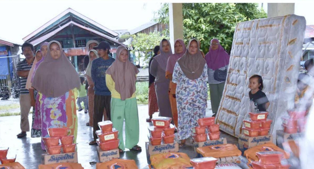 Pemkab Tapteng melalui Dinas Sosial menyerahkan bantuan kepada korban terdampak gelombang tinggi, Senin (20/10/2025).