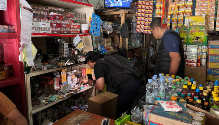 Petugas Bea Cukai Sibolga menunjukkan barang bukti rokok ilegal hasil penindakan di wilayah Sibolga dan Tapteng.