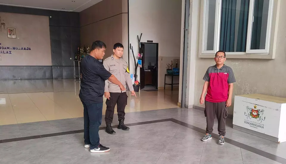 Polisi saat melakukan olah tempat kejadian perkara (TKP) di lantai IV gedung sekolah tempat siswi melompat.