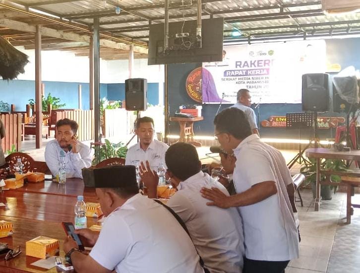 SMSI Kota Padangsidimpuan menggelar Rakerda perdana di Roro Cafe untuk memperkuat sinergi dan integritas jurnalisme digital.