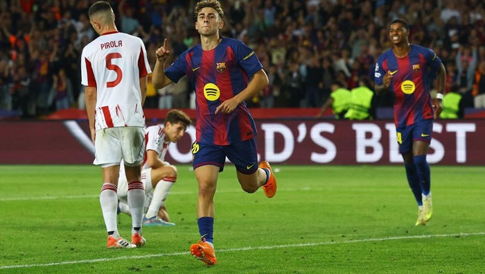 Selebrasi pemain Barcelona usai membantai Olympiakos 6-1 di Estadi Lluis Olimpic Companys.