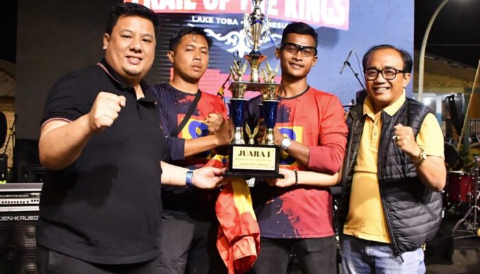 Tim Puraka Medan saat menerima trofi juara Festival Solu Bolon di Samosir.