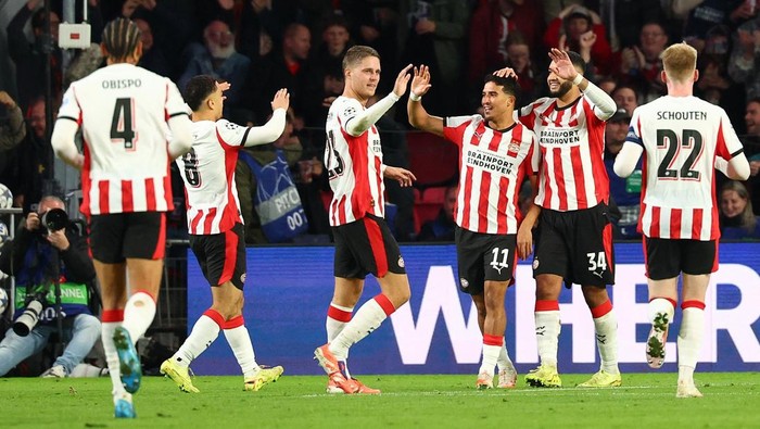 Skuad PSV Eindhoven merayakan pesta gol ke gawang Napoli di Philips Stadium.