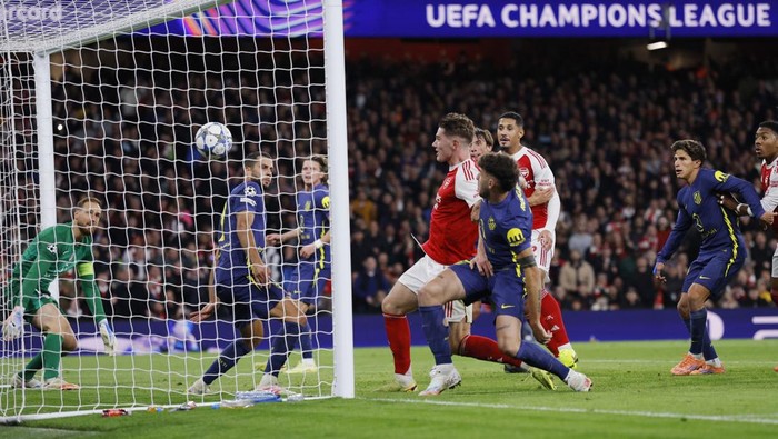 Viktor Gyokeres merayakan golnya yang membantu Arsenal membantai Atletico Madrid 4-0 di Emirates Stadium.