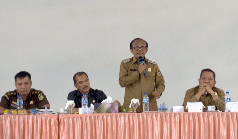 Wakil Bupati Samosir, Ariston Tua Sidauruk, membuka Pelatihan KDMP bagi pengurus koperasi desa/kelurahan Merah Putih di Sopo Bolon HKBP Pangururan, Senin (20/10/2025).
