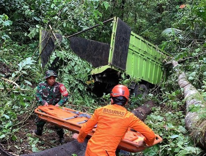 Petugas sedang melakukan evakuasi sopir truk yang masuk jurang di Madina.