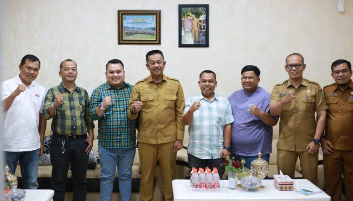Bupati Madina H. Saipullah Nasution bersama pengurus asosiasi jasa konstruksi saat audiensi di kantor bupati.