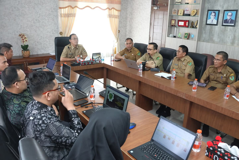 Bupati Tapsel, H.Gus Irawan Pasaribu saat menghadiri pendampingan penyusunan roadmap ETPD di Ruang Rapat Bupati.
