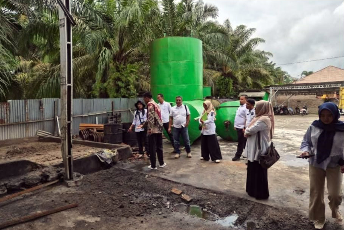 Petugas Pemkab Asahan memeriksa lokasi PT AMS di Desa Rahuning 1 setelah dipastikan belum memiliki izin usaha dan operasional.