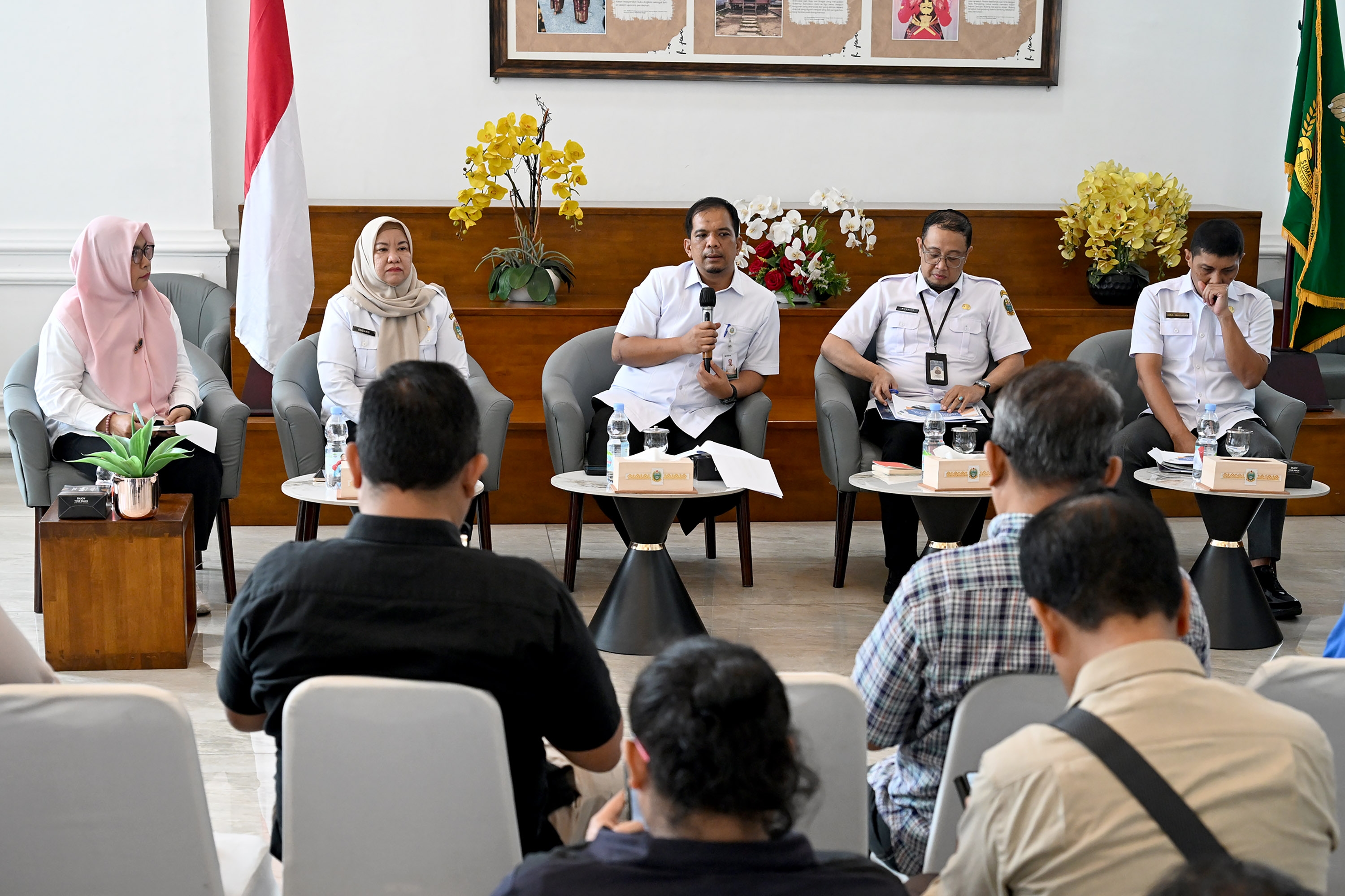 Kepala Biro Organisasi Setdaprovsu Dedi Jaminsyah Harahap saat Konferensi Pers di Kantor Gubernur Sumut, Jalan Diponegoro No.30, Medan, Rabu (22/10/2025).