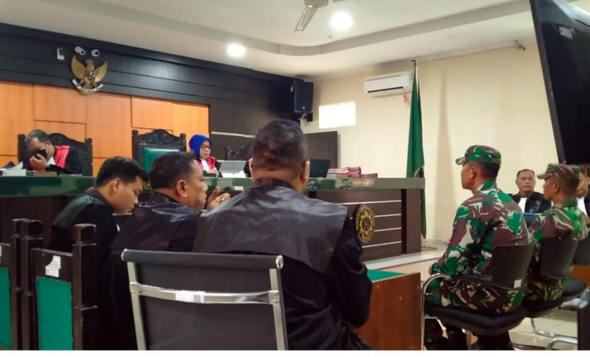 Hakim PN Kisaran Yanti Suryani dan Domas Manalu memimpin sidang kasus penjualan sisik trenggiling yang melibatkan oknum polisi AHS di Asahan.