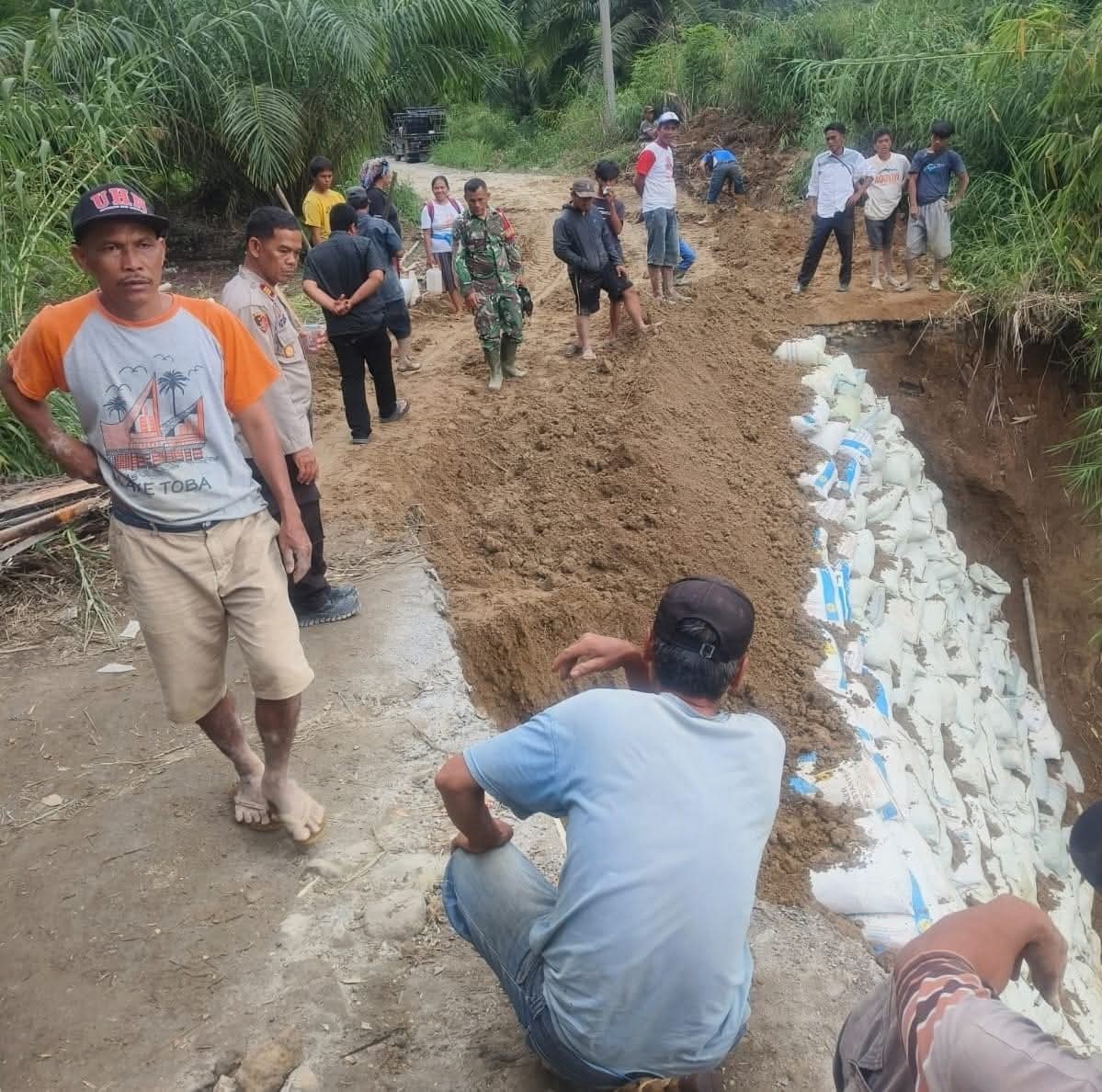 Pembukaan jalan darurat pasca jalan Raya&ndash;Raya Kahean putus total akibat longsor di Nagori Siporkas, Simalungun.