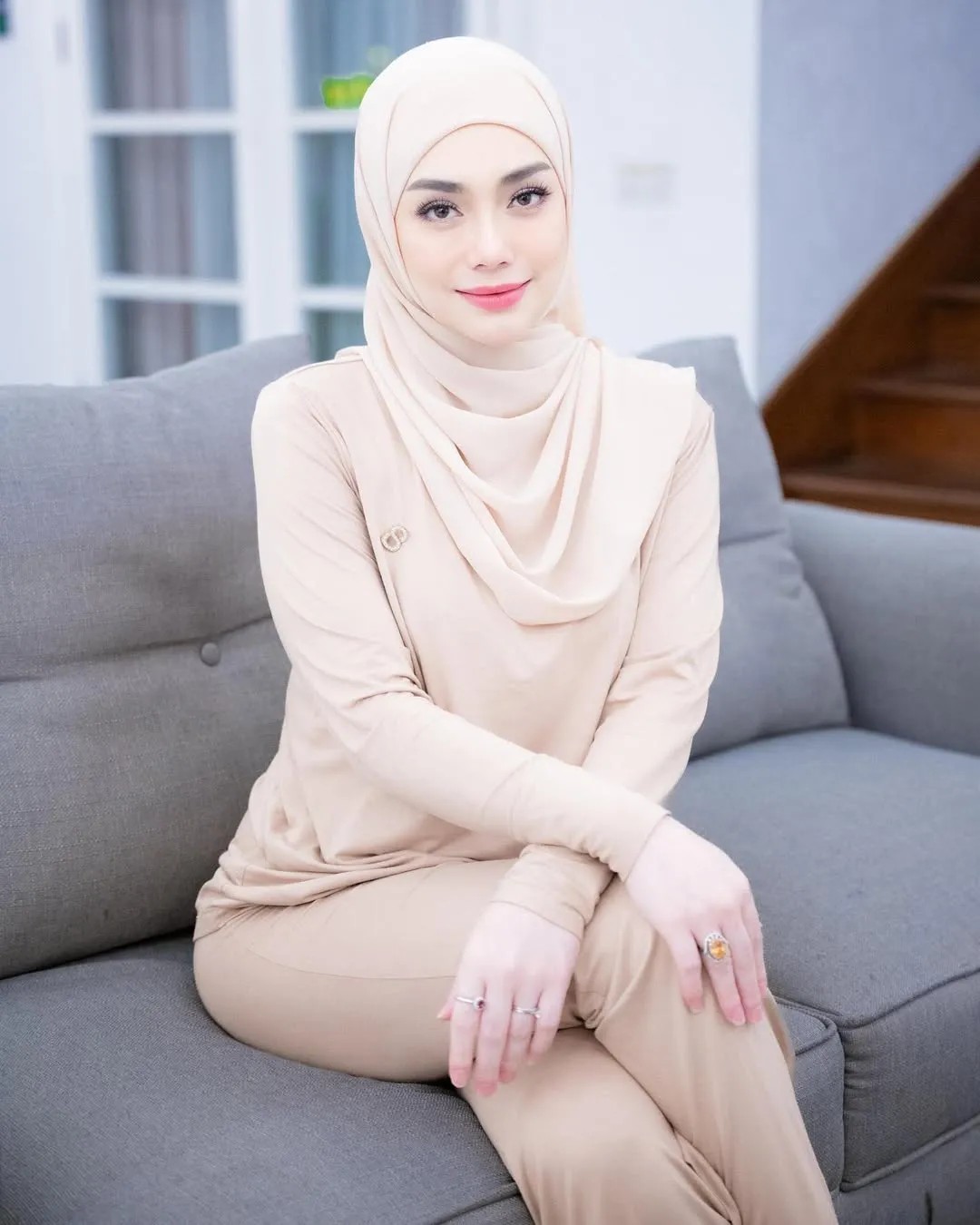 Celine Evangelista merasa hidupnya lebih tenang setelah hijrah dan berkomitmen memperdalam ilmu agama Islam melalui pengajian.