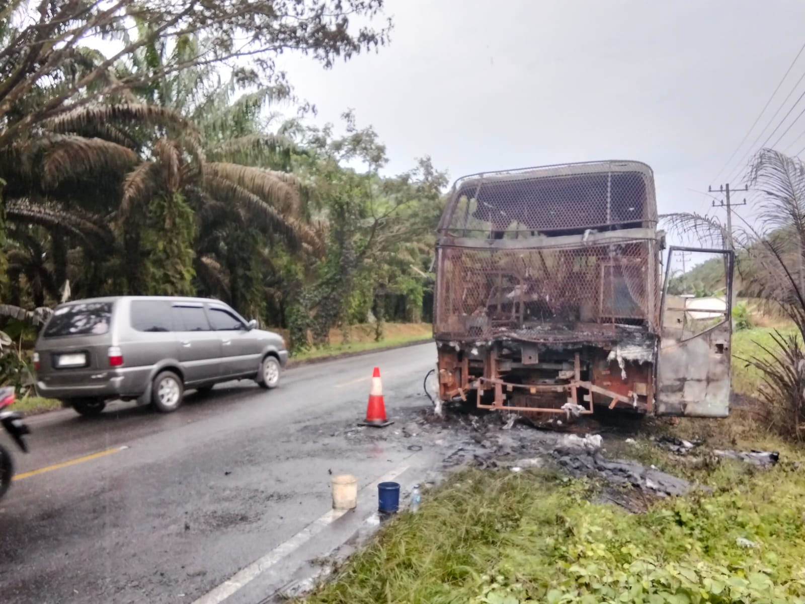 Bus yang terbakar di Jalinsum Aek Luasan, Asahan.