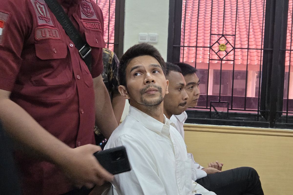 Aktor Jonathan Frizzy divonis 8 bulan penjara oleh PN Tangerang karena liquid vape mengandung obat keras, dan mengaku tidak tahu soal kandungan ilegal tersebut.