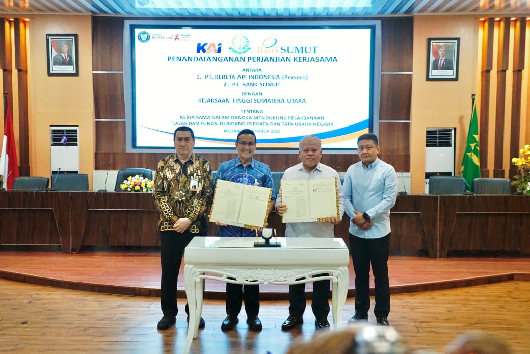 Kepala Kejati Sumut Harli Siregar didampingi Asisten Perdata dan Tata Usaha Negara Datuk Rosihan Anwar bersama Direktur Bisnis dan Syariah Bank Sumut Syafrizalsyah dan Direktur Kepatuhan Eksir.