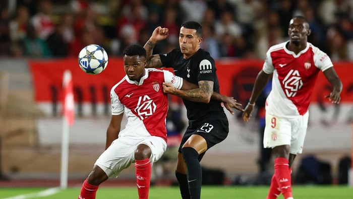 Kiper Tottenham Guglielmo Vicario tampil gemilang menahan serangan pemain AS Monaco pada laga Liga Champions di Stade Louis II, Kamis (23/10/2025) dini hari WIB.