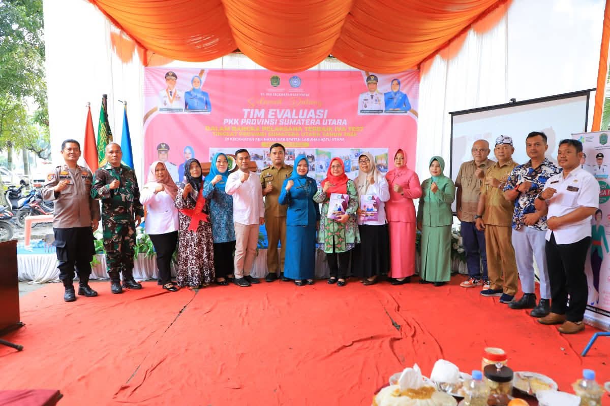 Tim Evaluasi Lomba PKK Provinsi Sumatera Utara bersama Wakil Bupati Labuhanbatu Utara, Dr H Samsul Tanjung, saat penilaian di Kecamatan Aek Natas.
