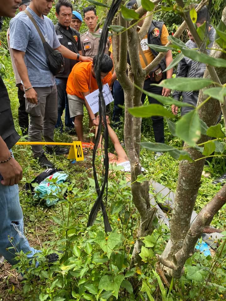 Kapolres Tanah Karo AKBP Eko Yulianto menyaksikan rekonstruksi kasus pembunuhan di Perladangan Seledang, Kamis (23/10/2025).