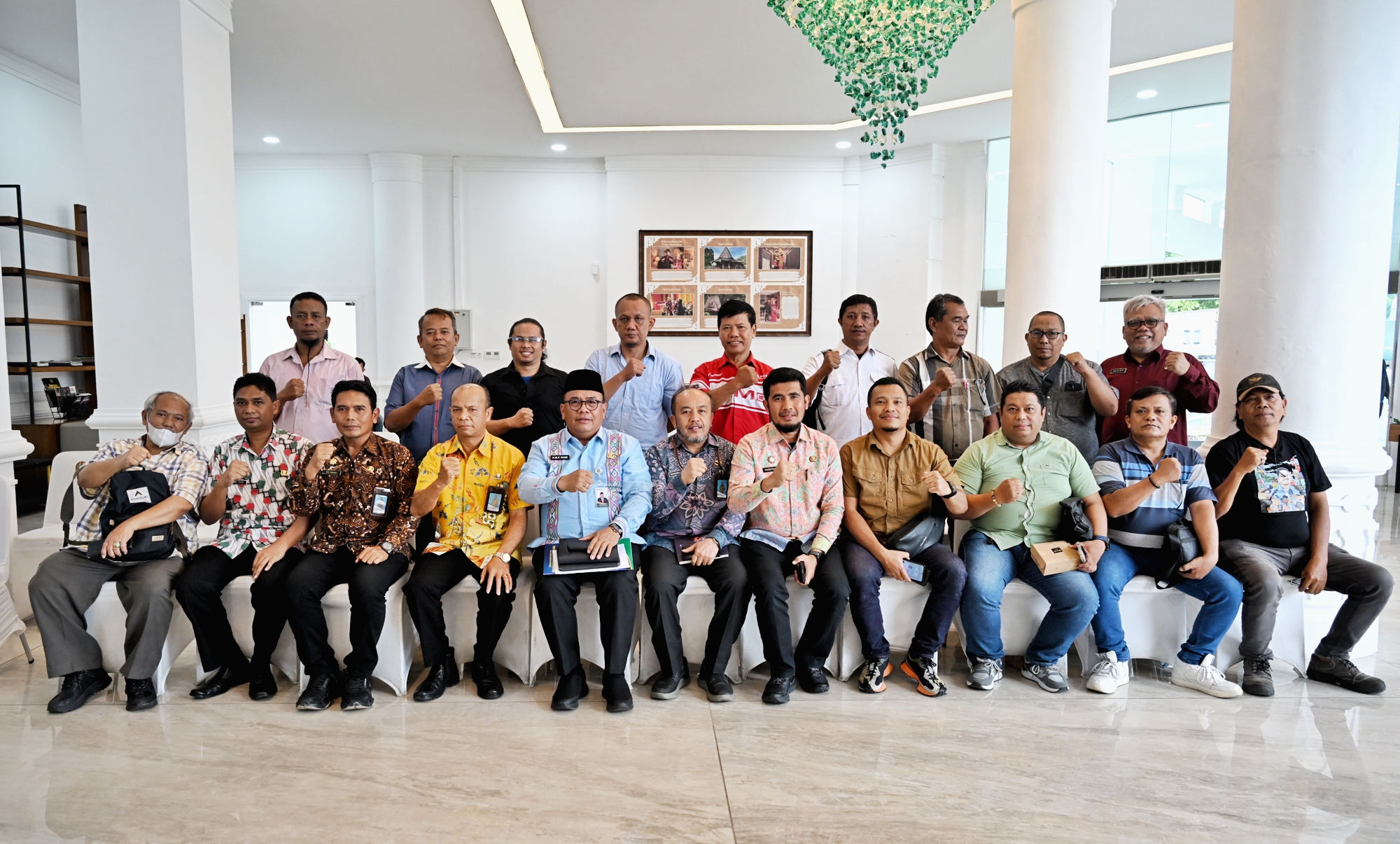 Kadis PMD Capil Sumut, Parlindungan Pane beserta jajaran diabadikan bersama usai konferensi pers di Kantor Gubernur Sumut, Jalan Pangeran Diponegoro Nomor 30, Medan, Kamis (23/10/2025).