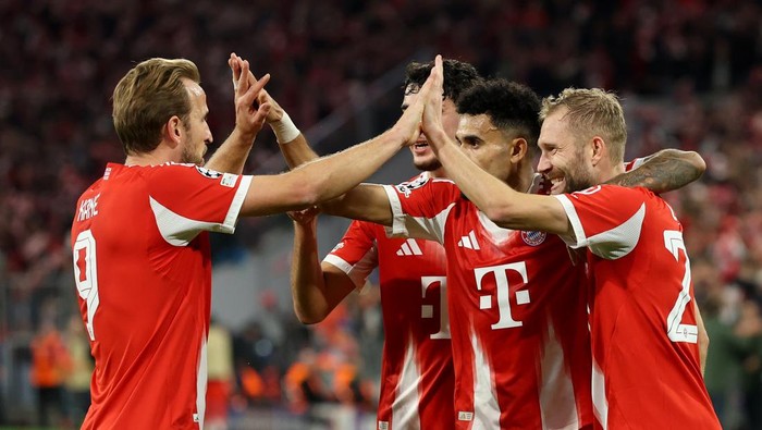 Striker Bayern Munich Harry Kane merayakan gol bersama tim dalam laga Liga Champions di Allianz Arena.