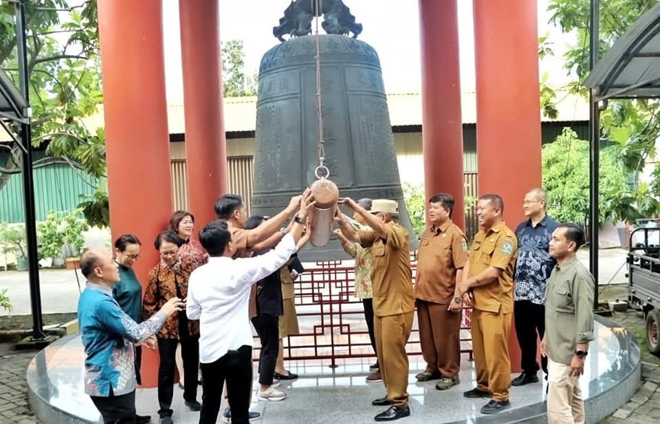 Bupati Simalungun Anton Achmad Saragih mengunjungi Pusat Seni dan Budaya Maitreya di Medan, usai membahas pembangunan Taman Iman Buddha di Simalungun.