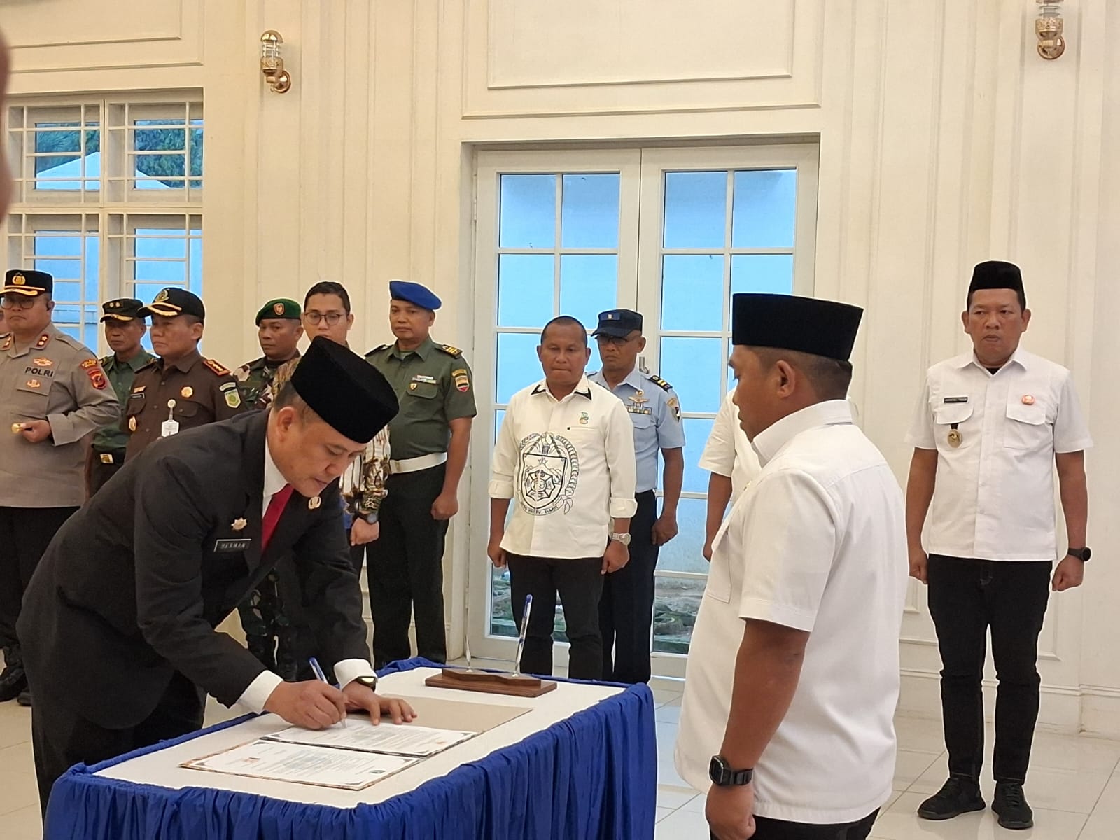 Wali Kota Sibolga Akhmad Syukri Nazry Penarik melantik Herman Suwito sebagai Sekretaris Daerah Kota Sibolga.