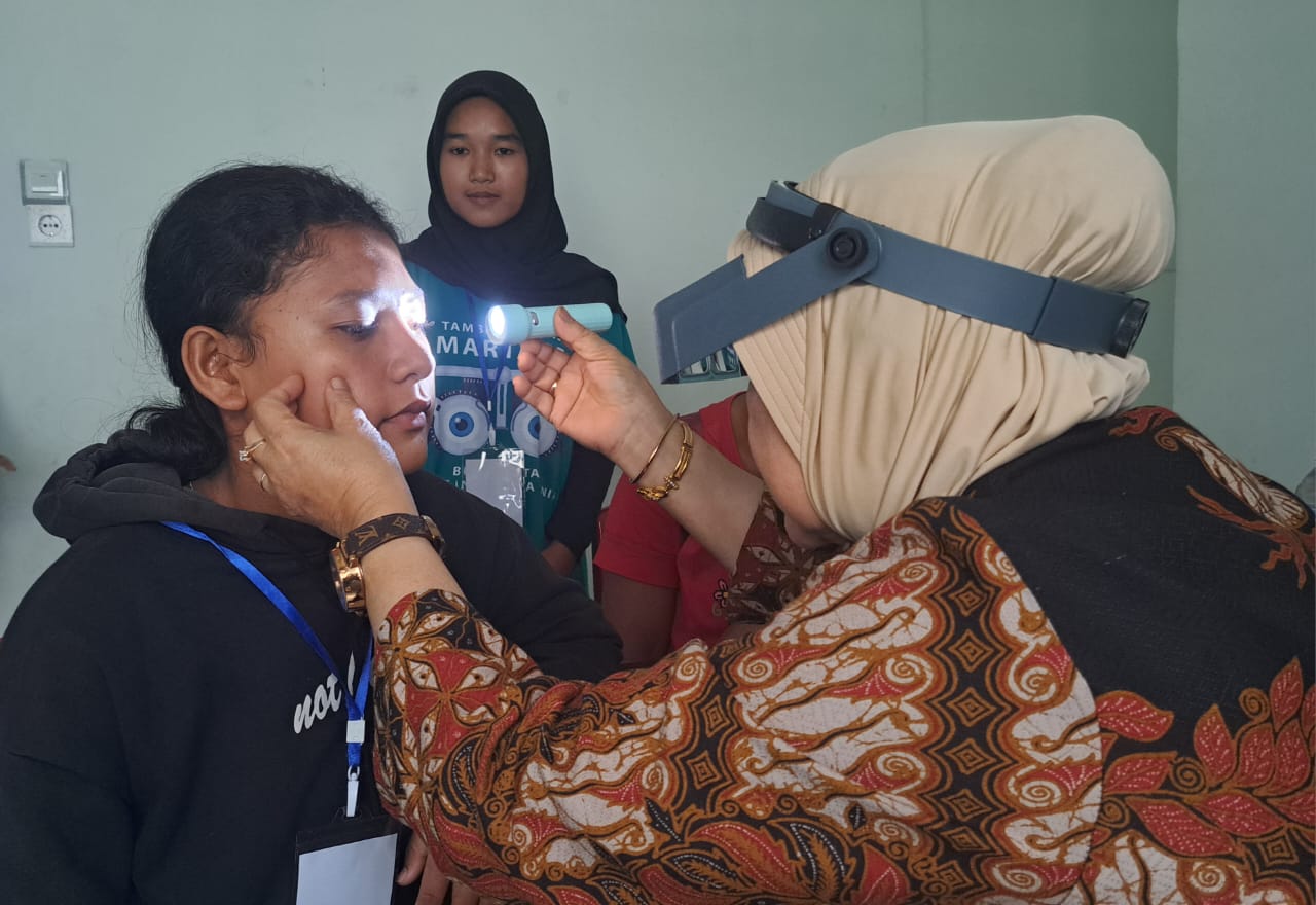 Dokter melakukan pemeriksaan perkembangan kondisi mata Maria Angelika pasca operasi, Jumat (24/10/2025) di RSUD Tapanuli Selatan, Sipirok. (Samman/MetroDaily)