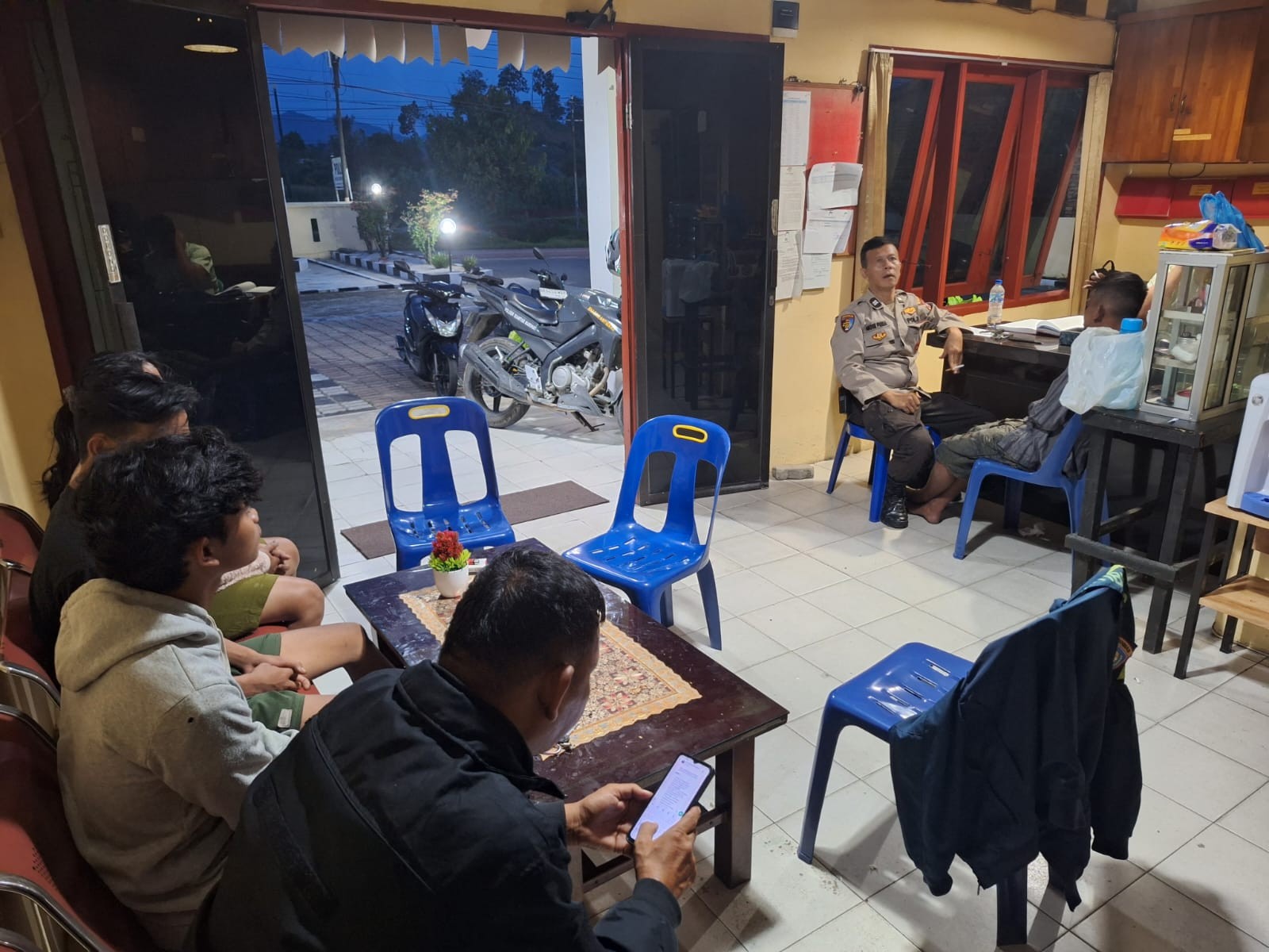 Pelaku OHP saat diamankan di Mapolsek Siantar Marihat.