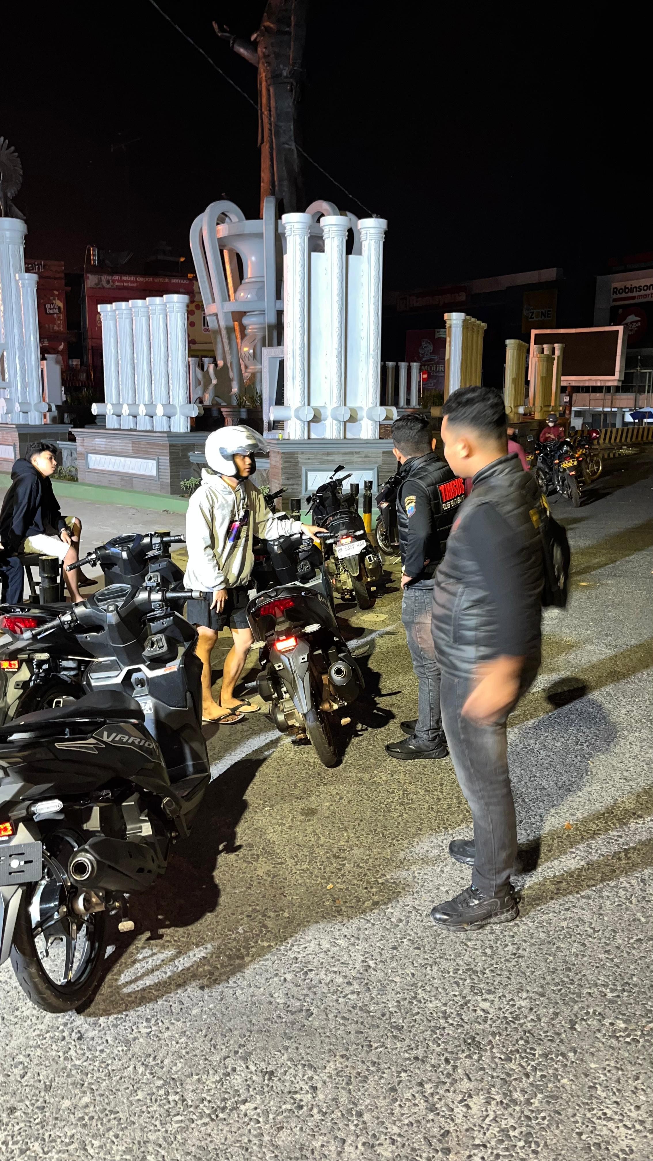Timsus Dayok Mirah Polres Pematangsiantar saat melaksanakan patroli malam.