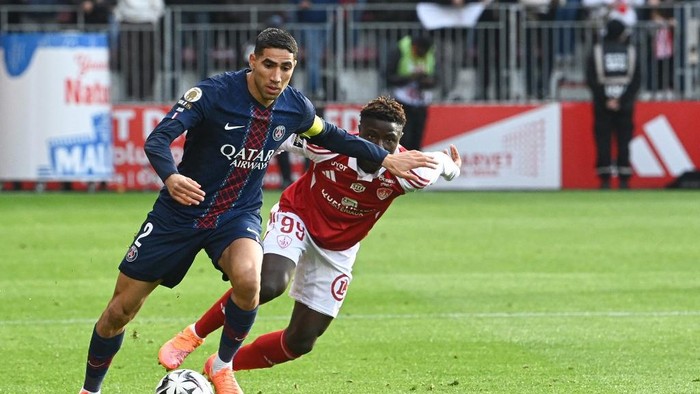 Achraf Hakimi merayakan gol ke gawang Brest