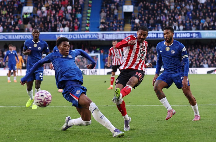 Para pemain Chelsea berjuang melawan Sunderland di Stamford Bridge.