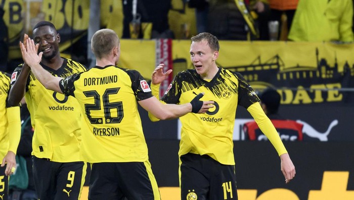 Borussia Dortmund rayakan kemenangan di injury time mengalahkan FC Cologne.