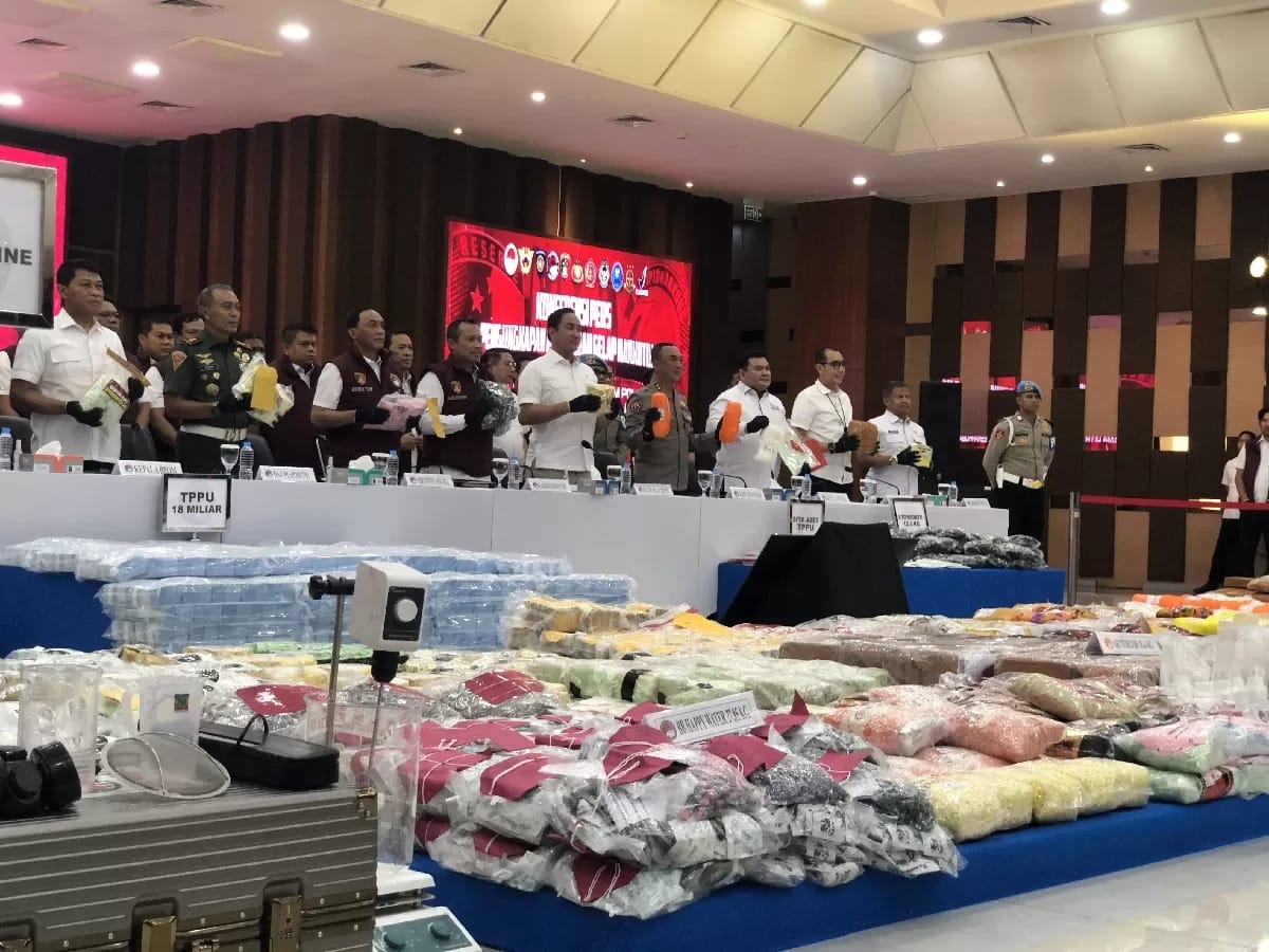Polrestabes Medan saat merilis tersangka dan barang bukti 8 kg sabu serta ribuan ekstasi hasil penggerebekan di Kisaran Timur.