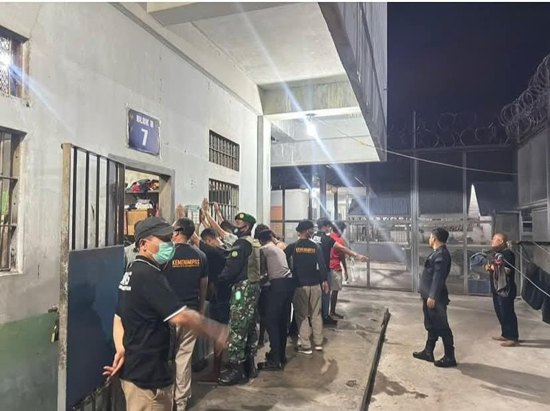 Personel Polres Padangsidimpuan bersama TNI dan pihak Lapas Kelas II B Padangsidimpuan gelar razia rutin pada Sabtu malam (25/10/2025).