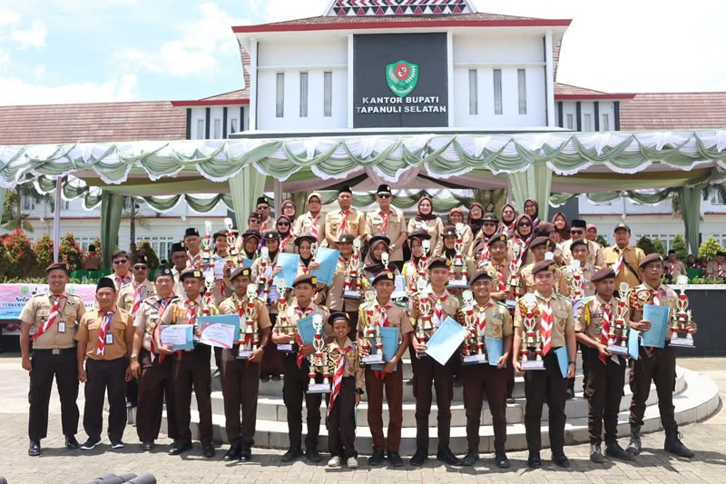 Bupati Tapsel, H.Gus Irawan Pasaribu, resmi menutup perkemahan bersama &ldquo;Tapsel Bangkit&rdquo; Tahun 2025 tingkat Penegak se-Tabagsel.