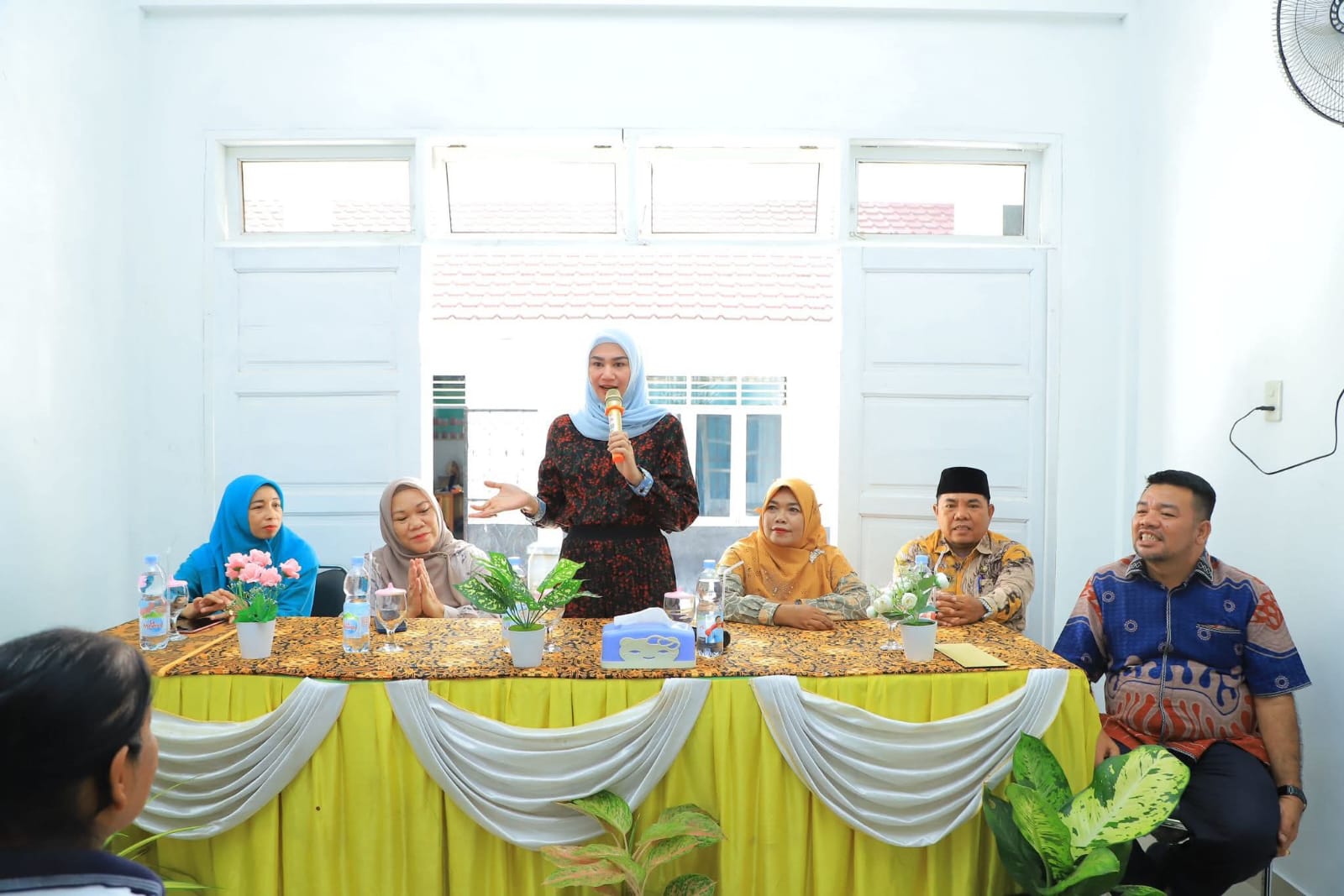 Ketua TP PKK Labura, Ny. dr. Rama Dhona Hendriyanto Sitorus, menghadiri penutupan Sekolah Lansia di Desa Damuli Pekan, Kecamatan Kualuh Selatan.