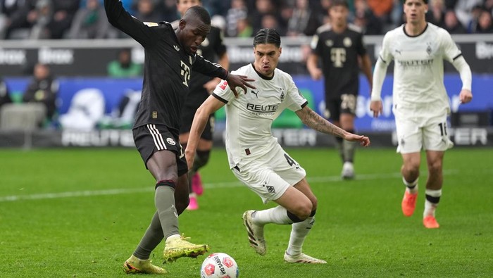 Kevin Diks berjibaku mengawal pertahanan Gladbach saat timnya dibantai Bayern Munich 0-3.
