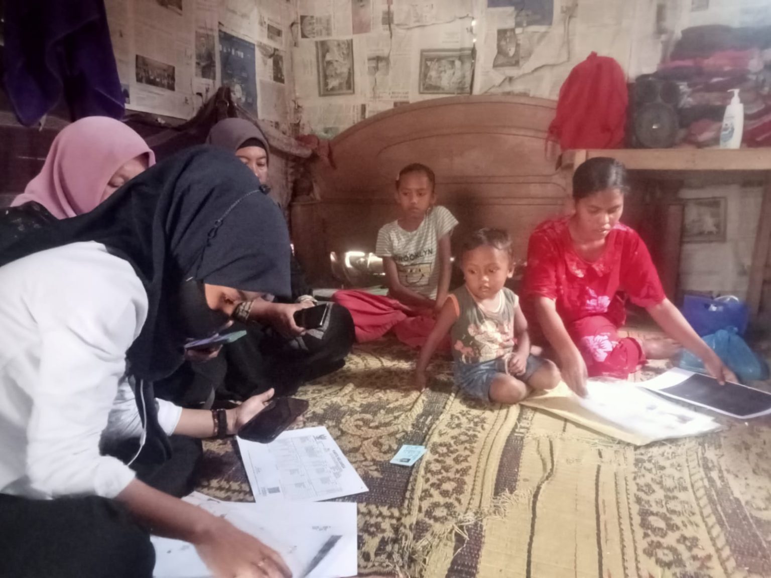Petugas Dinsos P3A Madina melihat kondisi rumah Nia Rahmadani, pengidap kista yang membutuhkan bantuan pengobatan.